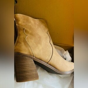 Cowboy Tan Women's Ankle Boots